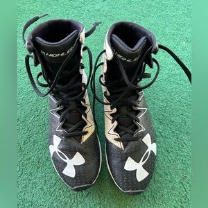 Under armor size 6 youth boys athletic shoes that are above the ankle height.